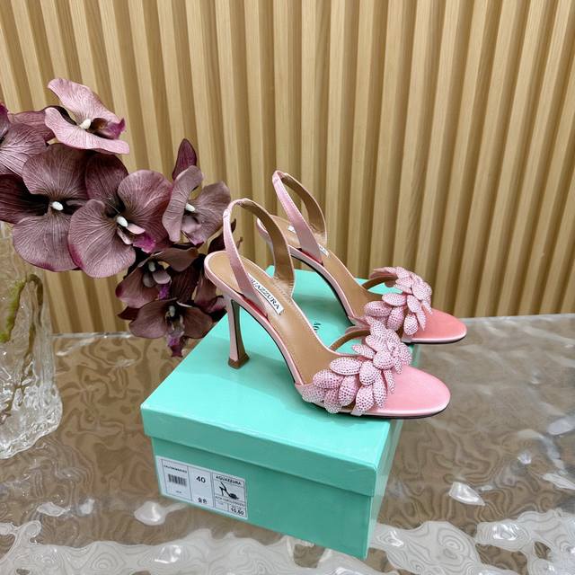 Aquazzura 新款顶级版本 菠萝女士花朵高跟凉鞋 跟高:9.5Cm * 鞋底： 意大利真皮大底 * 跟高： 10.5Cm * 码数： 35-43 40、4