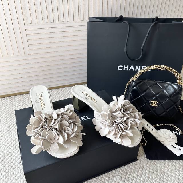 Chanel香奈儿25年新款 小香家 立体花瓣 粗跟 平底凉鞋 正码:35-39订做34.40.41