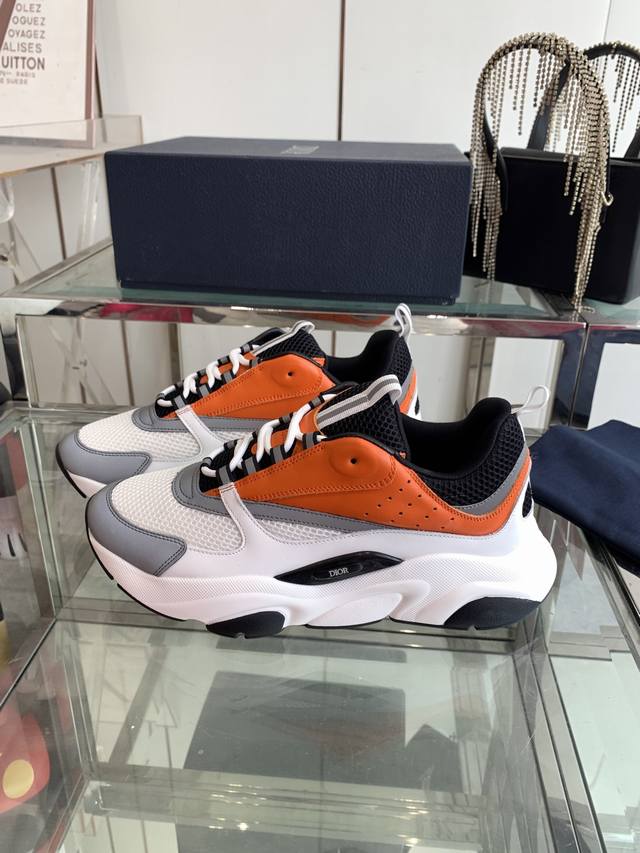 Dior 迪奥 B22系列 运动鞋 老爹鞋 这款 B22 运动鞋已成为 Dior 别具一格的经典新品 时尚而富有运动风范 采用网眼织物精心制作 科技面料，以反光