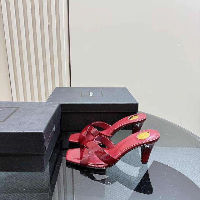 顶级版本 Saint Laurent巴黎秀场同步更新 豹纹鞋跟真的太好看啦 Saint Laurent 圣罗兰尖头漏趾高跟鞋 木纹鞋跟真的充分突显利落极简 鞋面