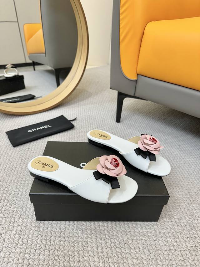 Chanel小香Ss25P春夏新品 厚底山茶花拖鞋 Chane*｜小香Ss25P春夏新品厚底山茶花拖鞋系列！这一季山茶花系列真的超美香奶奶家一贯的优雅名媛气质高