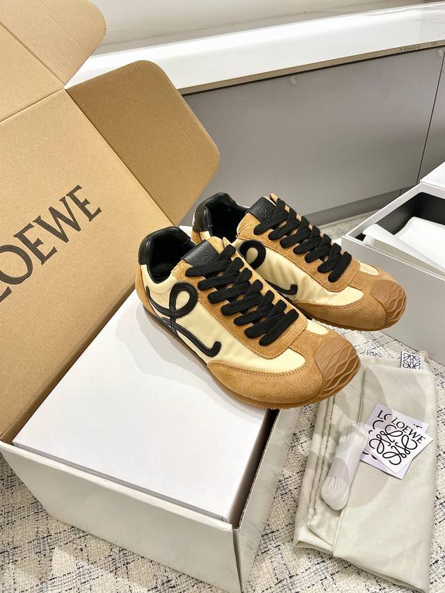 顶级版Loewe 罗意威 最新走秀款 Ballet Runner 2.0情侣款 芭蕾 休闲 运动鞋 德训鞋 阿甘鞋 原版购入开发 做货 尼龙和牛皮革运动鞋，不对