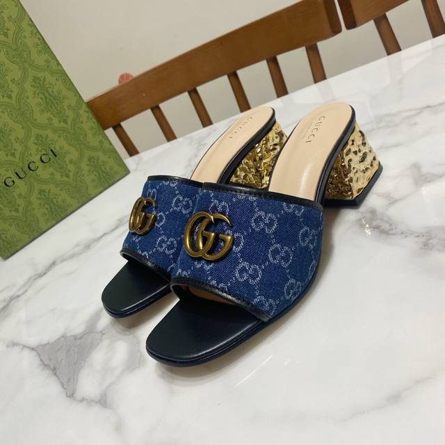 Gucci 古奇 方头粗跟一字凉拖鞋，经典马鞍扣搭配，一贯的时尚.简约.大气.百搭 鞋面为刺绣牛仔布羊皮滚边，里垫为水染羊皮，真皮大底，原版开发五金饰扣 跟高：