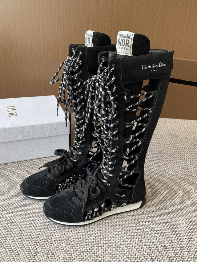 Dior迪奥 25春夏走秀款德训靴子 25Ss春夏秀场出镜率最高的单品 这双鞋改变了之前印象中的阿甘鞋单一的设计风格 保留着原本的造型 细节点缀上非常符合当下流