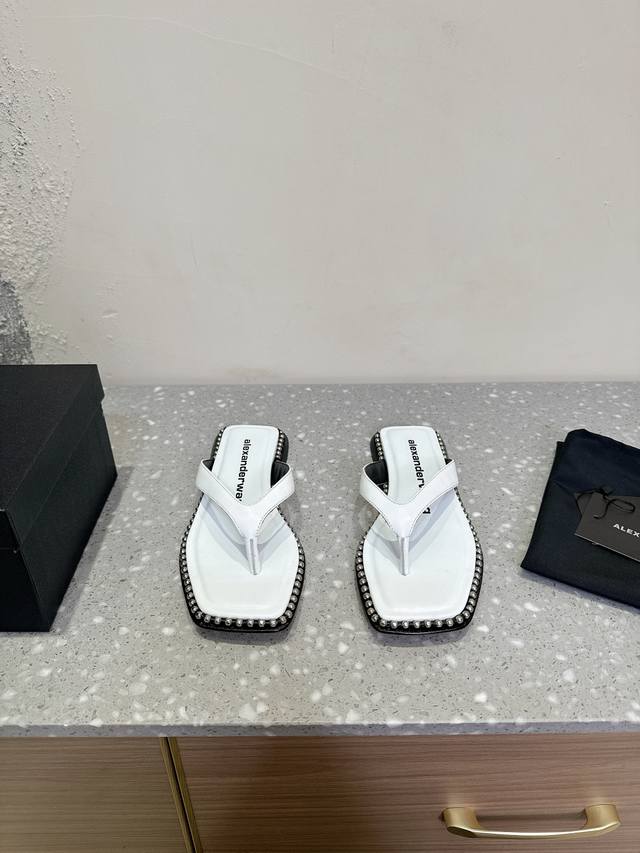 人字拖 Alexanderwang 大王 25Ss春夏最新款 凉拖鞋 个性御姐风 超有质感 爱了爱了 该款设计简约上脚时尚舒服 夏季不可缺少的一款大王呈现焕然一