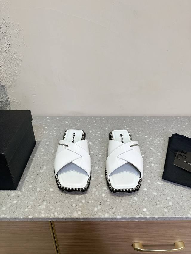 Alexanderwang 大王 25Ss春夏最新款 凉拖鞋 个性御姐风 超有质感 爱了爱了 该款设计简约上脚时尚舒服 夏季不可缺少的一款大王呈现焕然一新的标志