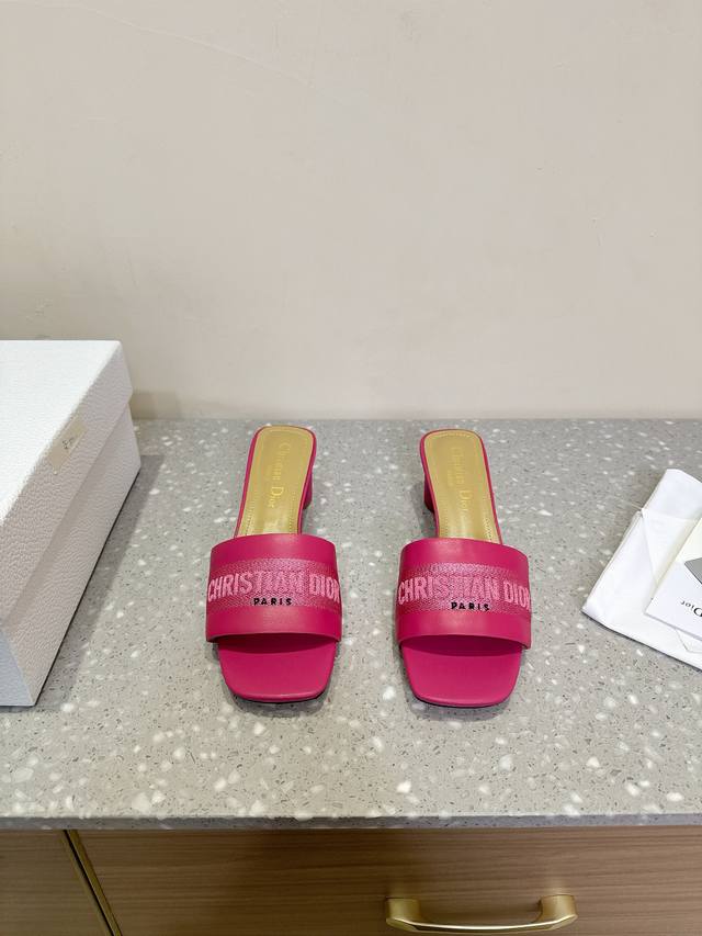 Dior 迪奥 25Ss早春新款 Miss系列 粗跟 拖鞋 这款Dway棉质带根凉拖融入现代风格重新诠释经典单品。采用精心高密度刺绣！鞋面饰以Miss Dior