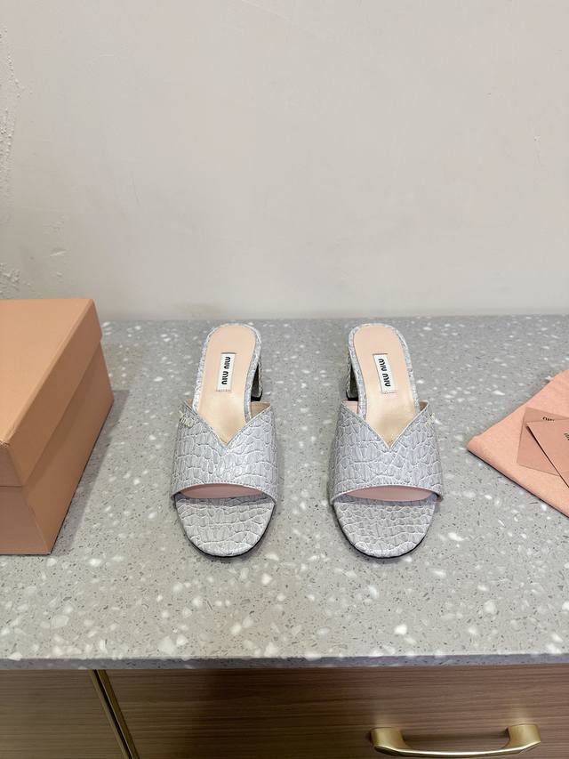 Miumiu 缪缪 25Ss春夏新品 鱼嘴 粗跟拖鞋 气质小女人风，鞋跟盘镶嵌水钻，闪出新高度 质感十足，穿着非常舒适。鞋面上的褶皱设计看起来非常有质感，钻面的