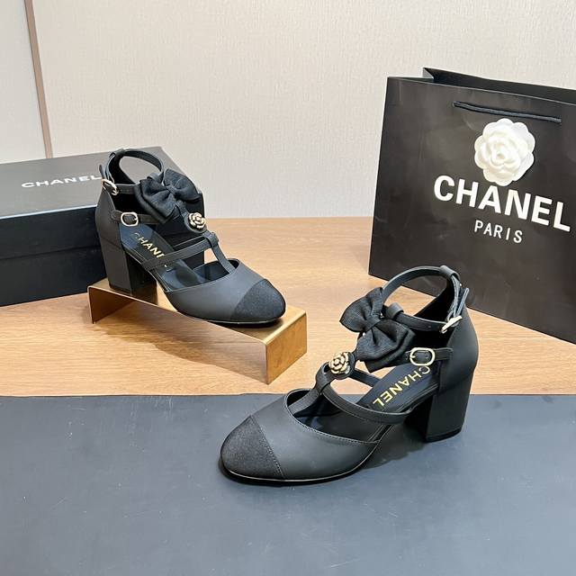 高版本 Chanel 香奈儿小香风粗跟高跟鞋凉鞋蝴蝶结、金属山茶花单鞋 香奶奶家一贯的优雅名媛气质 高级感十足！上脚非常Nice～不管光脚穿或搭配裙装、裤装、都
