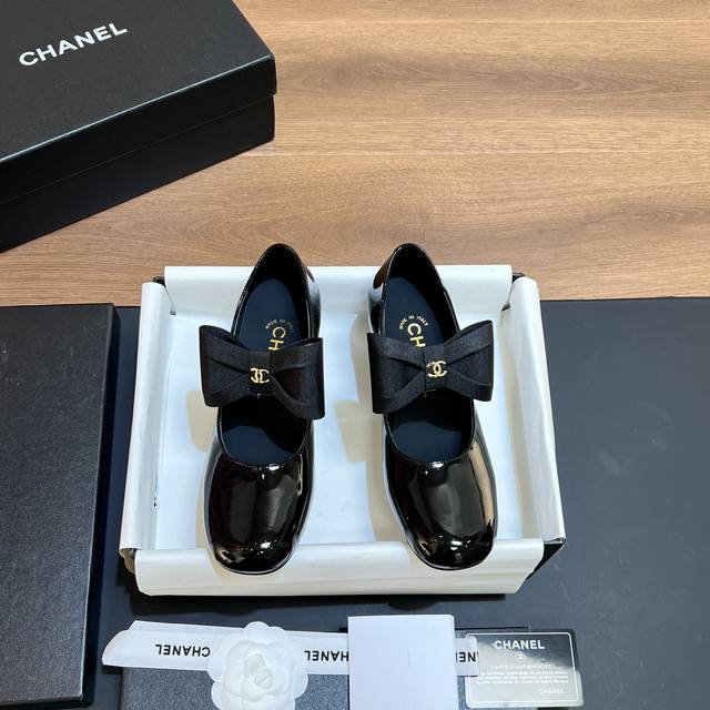 顶级版本 跑量不议价 香奈儿Chanel Fw24年早春蝴结松紧高跟单鞋 认准我家细节实力拍 专柜买版按正品做货， 细节完美 更加精致耐看 上脚非常修脚型 重点