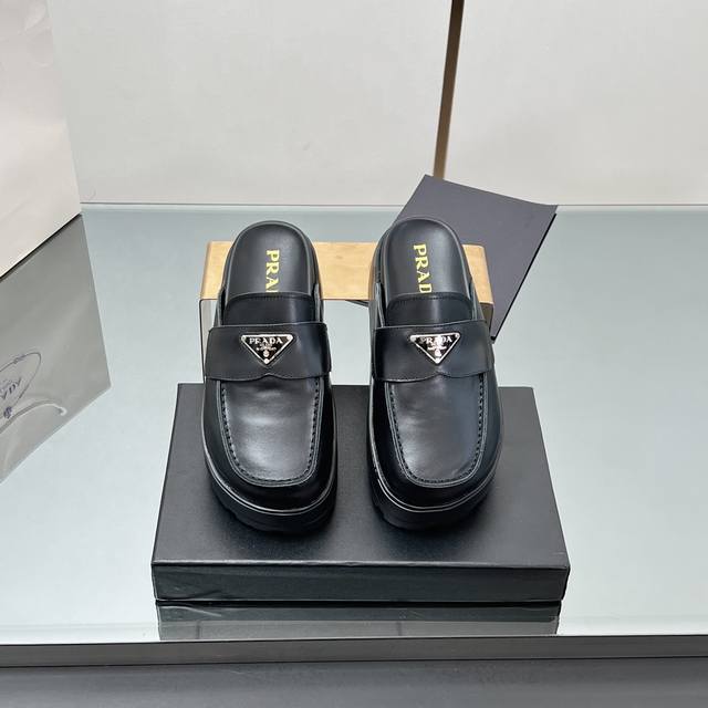 主推款 Prada 普拉达新款一脚蹬厚底勃肯包头半拖 这款牛筋底上脚非常舒适，今年非常爆，穿上 增高 休闲两不误，清爽的表现足以表达对鞋子的个个细节的把控！小个