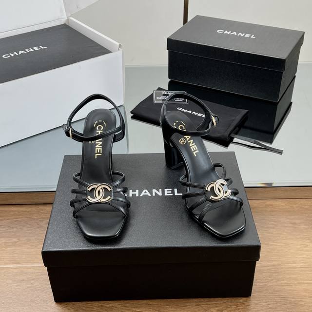 高版本 Chanel 香奈儿 凉鞋 2025春夏系列火爆上新，这一季香家小爆款！ 真的一眼爱了，珍珠水钻双C扣完美搭配 真的超级有个性，是这款鞋子最大的亮点，醒