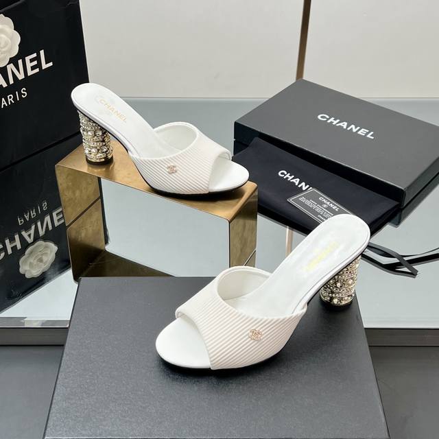 高版本 Chanel 香奈儿 凉鞋 2025春夏系列火爆上新，这一季香家小爆款！ 真的一眼爱了，奢华水钻粗跟完美搭配 真的超级有个性，是这款鞋子最大的亮点，醒目