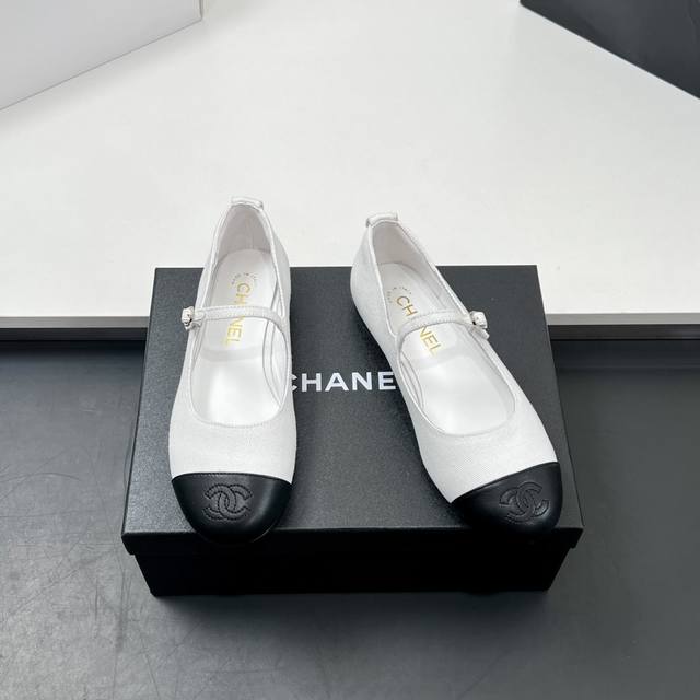 高版本 Chanel 2025新款 刺绣平底玛丽珍鞋、单鞋 香奶奶家一贯的优雅名媛气质 高级感十足 上脚非常Nice～ 不管光脚穿或搭配裙装、裤装、 都非常百搭