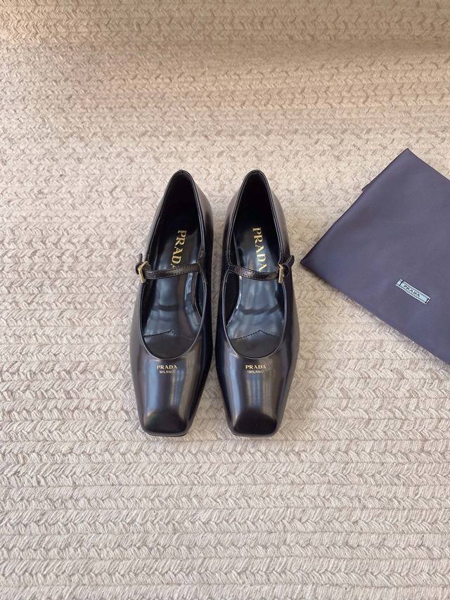 Prad*Ss25新款小方头单鞋 原版套楦 顶级品质 材质 鞋面：进口开边珠 内里：进口羊皮里 大底：原版开模注塑大底 码数：35-39 34、40、41定做不