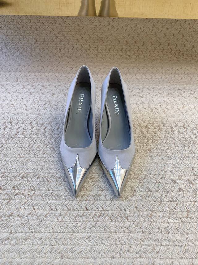 Prad*Ss25新款尖头拼色高跟单鞋 原版套楦 顶级品质 材质 鞋面：进口定制真丝 内里：进口羊皮里 大底：真皮大底 码数：35-39 34、40、41定做不
