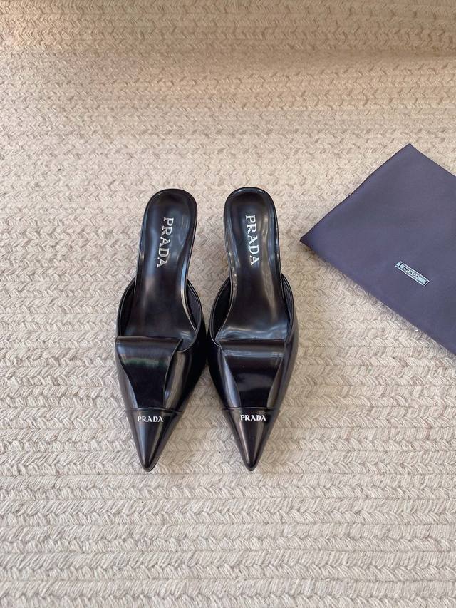 Prad*Ss25新款小猫跟拖鞋 原版套楦 顶级品质 材质 鞋面：进口开边珠 内里：进口羊皮里 大底：真皮大底 码数：35-39 34、40、41定做不退不换