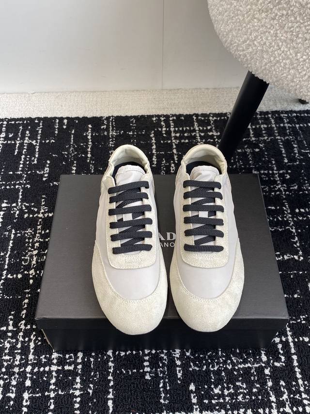 代购级 男款10 Prada 普拉达新款德训鞋 鞋面麂皮有肌理感，内里羊皮包裹，软软糯糯的 鞋垫加厚小羊皮，踩上去无比舒适，有支撑感，又包裹得很好的感觉 鞋型包