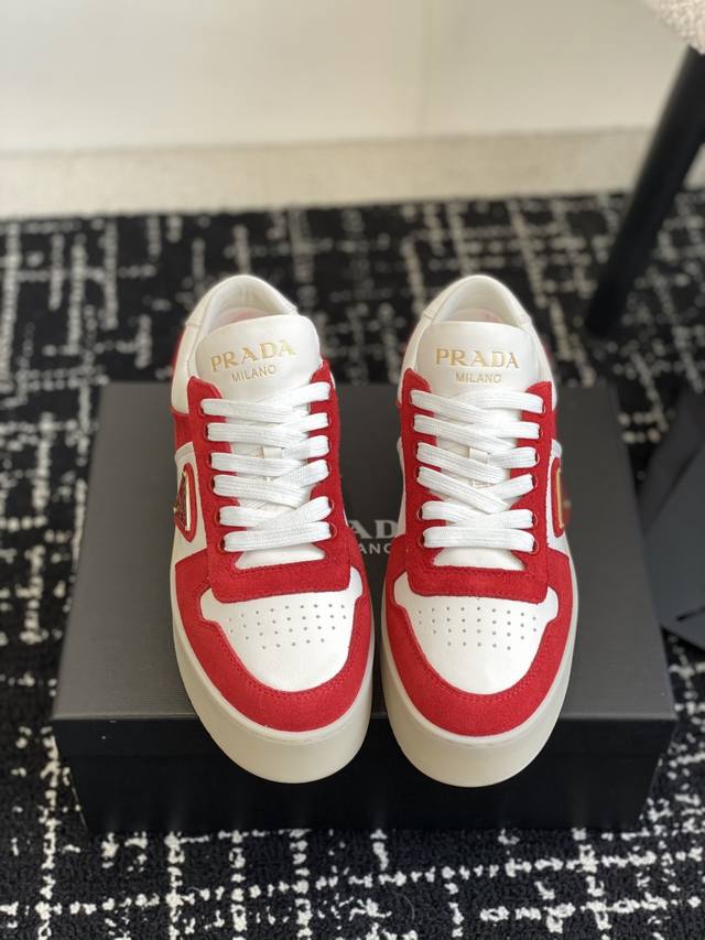 代购级 Prada 25Ss P家 25春夏厚底小白鞋 德训风格 麂皮和光面皮拼接撞色，细节感跟好 三角标点缀，简单高级！ 关键上脚超显腿长，轻松拉长腿部显腿！