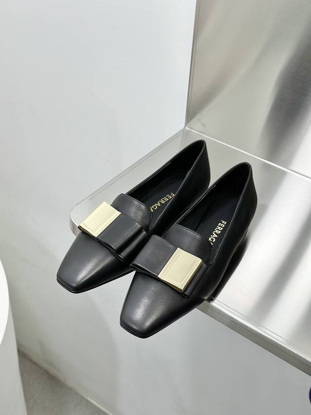工厂P价 Sf Salvatore Ferraga*O 菲拉*慕双蝴蝶结圆柱粗跟高跟鞋 这款柔软纳帕皮高跟鞋采用当季优雅配色。鞋头略呈方形，饰有两枚交叠的蝴蝶结