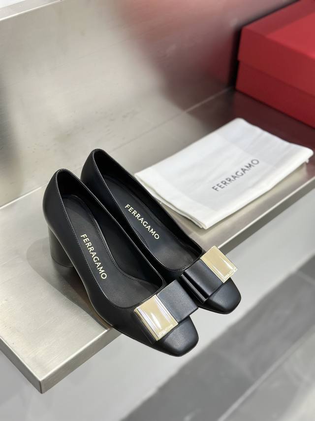 工厂P价 Sf Salvatore Ferraga*O 菲拉*慕双蝴蝶结圆柱粗跟高跟鞋 这款柔软纳帕皮高跟鞋采用当季优雅配色。鞋头略呈方形，饰有两枚交叠的蝴蝶结