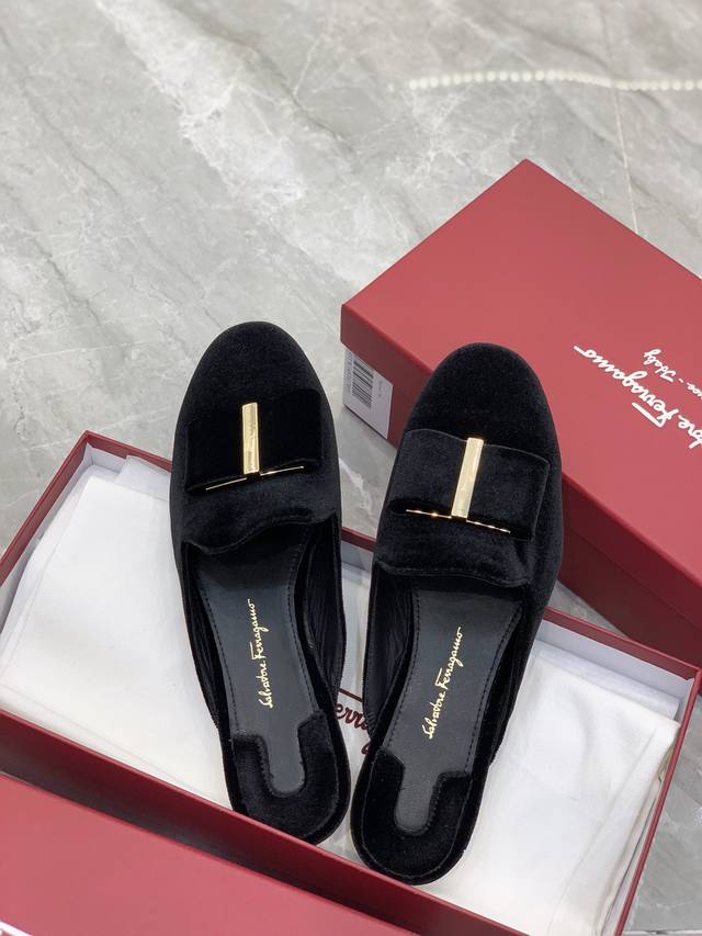 工厂P价 现货Sf Ferraga*O 菲拉*慕 升级版圆头平底天鹅绒半拖系列饰有带Ferraga*O标志性铭牌的全新大号蝴蝶结搭配轻盈的金属感花卉造型鞋跟女士