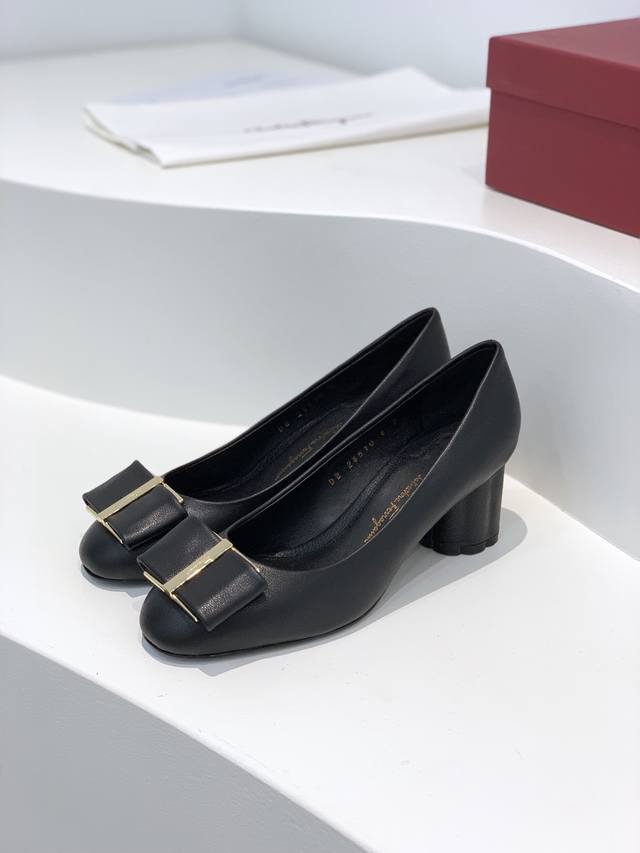 工厂P价 顶级版本 Sf Salvatore Ferraga*O 菲拉*慕全新Vara超大蝴蝶结圆头梅花跟高跟鞋这款经典高跟鞋饰有花卉造型鞋跟和超大Vara蝴蝶