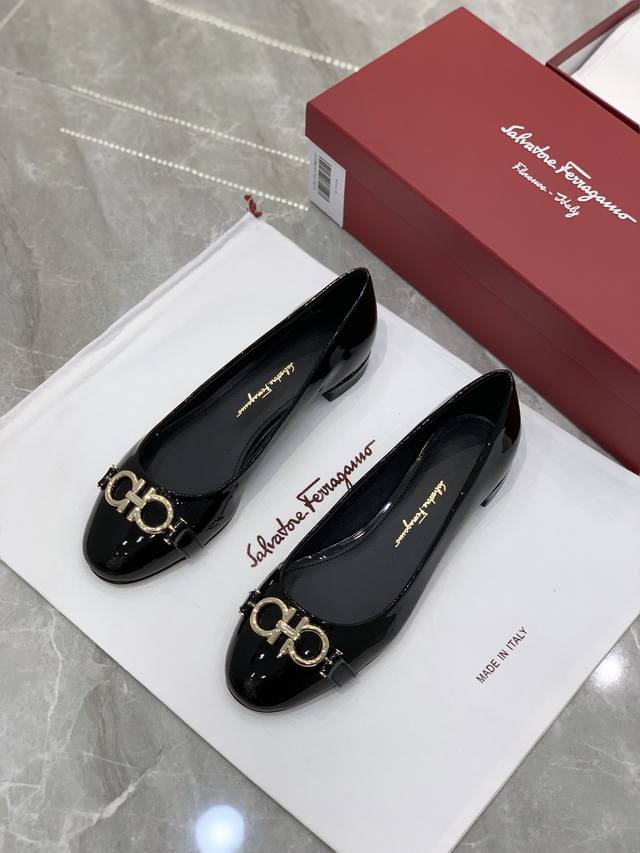 工厂P价 现货Sf Ferraga*O 菲拉*慕 新款圆头马蹄扣粗跟平底单鞋太古汇5000+购入原版开发Gancini马蹄扣可以说是菲拉格*家的标志了，半内里设
