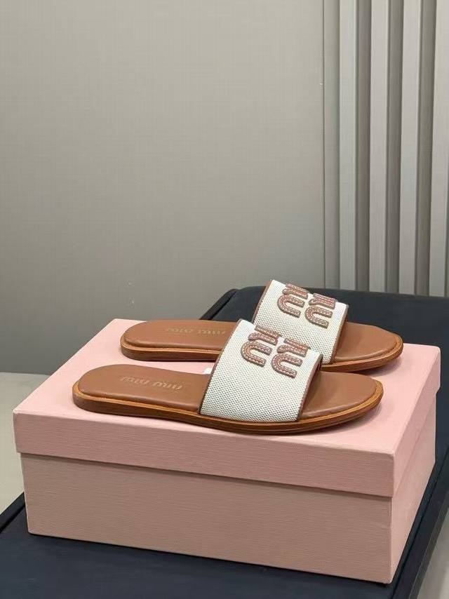 出厂： 真皮底 Miu缪缪2025升级工艺打造精品，经典时尚款1:1开模秒杀市场一切版本欧美名媛明星网红的大爱款时尚百搭潮流拖鞋♀ 鞋面：进口意大利皮皮草 内里