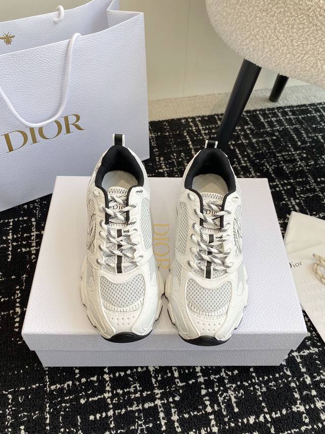 代购级 Dior 明星款24Ss 主推爆品 全新发售的迪奥 Dior Chrono 新款休闲运动鞋跑鞋老爹鞋 真的酷毙了，未来感十足 真的好飒！再次演绎了迪奥酷