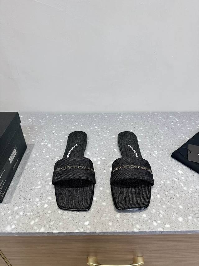 Alexanderwang 大王 25Ss春夏最新款 凉拖鞋 个性御姐风 超有质感 爱了爱了 该款设计简约上脚时尚舒服 夏季不可缺少的一款大王呈现焕然一新的标志