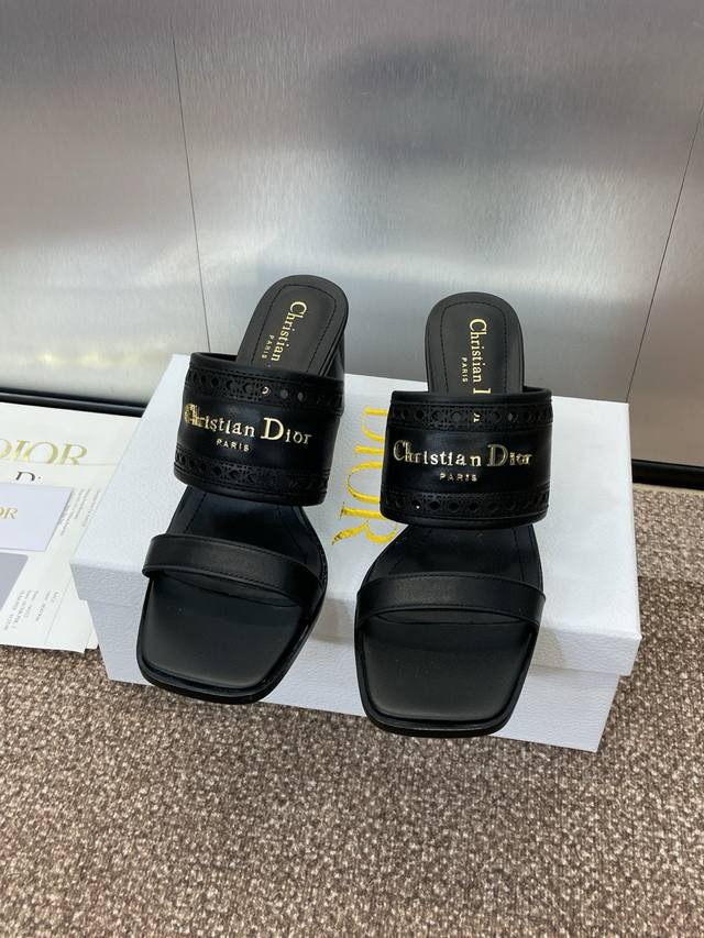 dior 迪奥2025 春夏新款 D-Lane 镂空粗跟拖鞋 Cd字母Logo五金扣低跟圆头露趾凉拖鞋 顶级代购版本 鞋面：进口小牛皮 内里：水染羊皮内里 大底