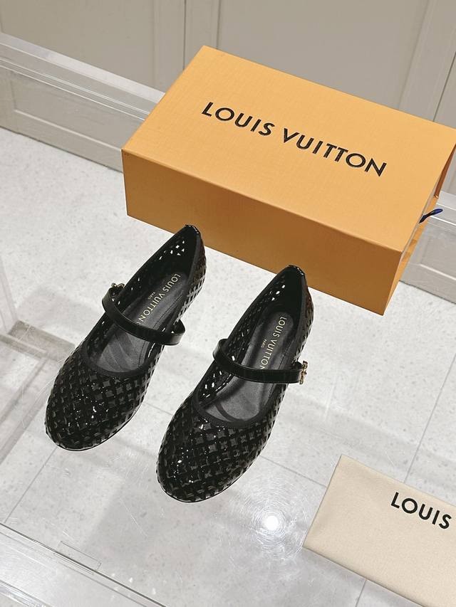 顶级版Louis Vuitto路易威登驴牌Lv2025年新款 Romy 系列 芭蕾舞平底鞋单鞋 金属字母扣圆头女鞋 很少女 很软萌的款式哈..... 舒适度那必