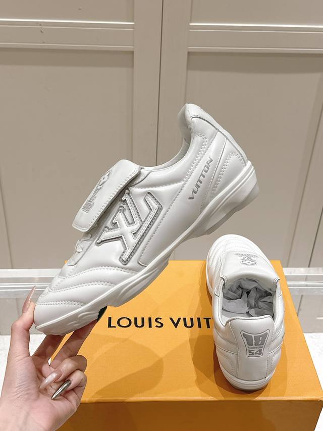 Lv路易威登最新Footprint系列 情侣款足球运动鞋 原版购入开发 做货 这款 Footprint Soccer 运动鞋于2025春夏系列时装展中亮相，是P