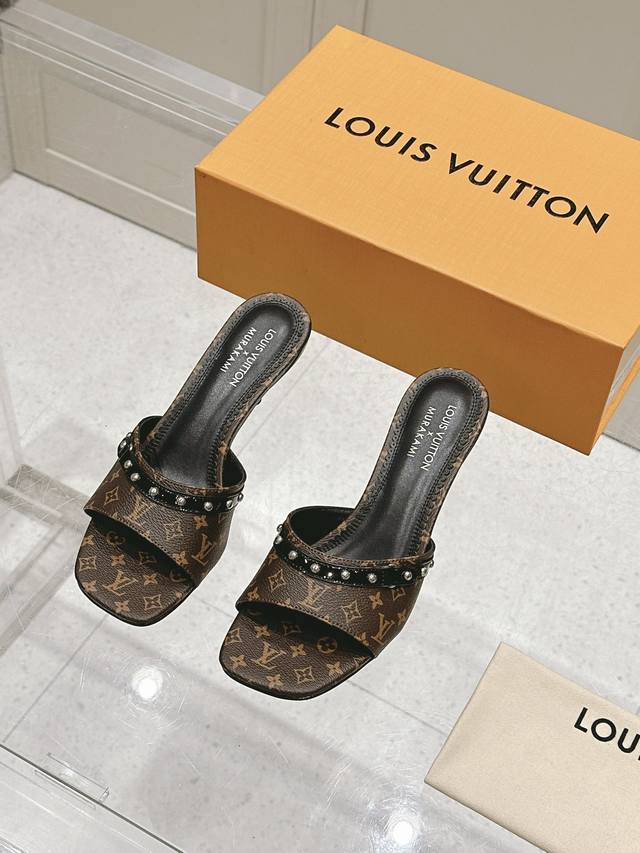 女款 Lv X Tm 路易威登X村上隆联名6Am 系列 白三彩 平底 凉拖鞋 原版购入开发 做货 本款 6Am 凉拖出自路易威登 X 村上隆再版系列，为全幅 M