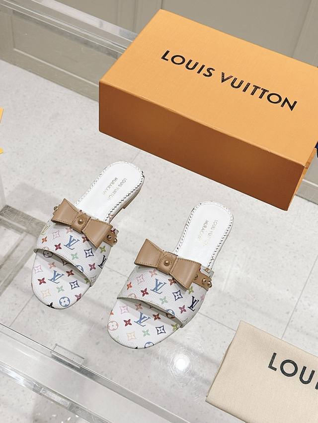 女款 Lv X Tm 路易威登X村上隆联名6Am 系列 白三彩 平底 凉拖鞋 原版购入开发 做货 本款 6Am 凉拖出自路易威登 X 村上隆再版系列，为全幅 M