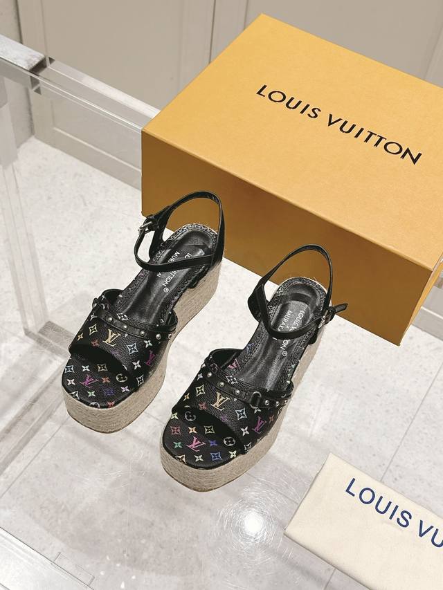 Louisvuitto*25S春夏新款 黑白三彩厚底草编凉鞋 非常清凉的款式！厚底增高八厘米！上脚秒变大长腿！草编复古怀旧风格！缅怀过往！鞋面非常具有辨识度的黑