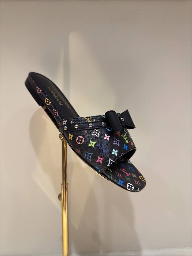 Lv X Tm 路易威登X村上隆联名6Am 系列 白三彩 平底 凉拖鞋 原版购入开发 做货 本款 6Am 凉拖出自路易威登 X 村上隆再版系列，为全幅 Mono
