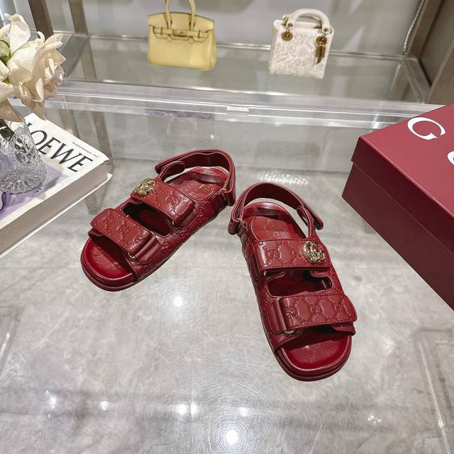 8868-1 酒红 35-40 Gucci 巴黎2025春 New Marmont Gg 压花皮革凉鞋 990欧 Gucci 这款 “New Marmont”