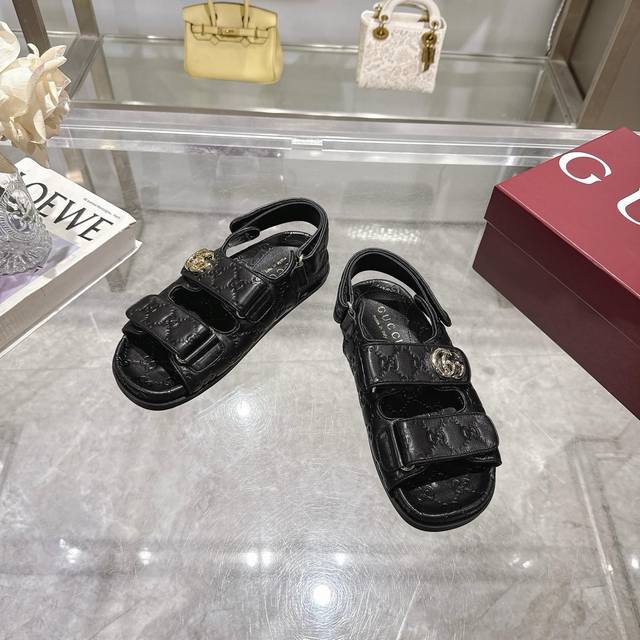 8868-1 黑 35-40 Gucci 巴黎2025春 New Marmont Gg 压花皮革凉鞋 990欧 Gucci 这款 “New Marmont” 凉