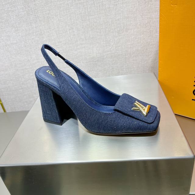 跟高5.5Cm，9.5Cm 。春夏驴家新品专柜同歩。女神必备单品，高品质货 原版开模扣，烤漆原版扣 。原版开模跟型，订做靛蓝牛仔布，垫脚内里：进口羊皮。大底：意