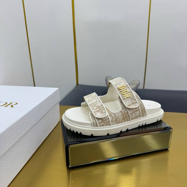 出厂价Pp Dior 迪奥Dioract系列沙滩鞋 魔术贴凉鞋 拖鞋 顶级品质 原版开模五金字母扣 鞋面：原版开模定制面料 全羊皮包中底 原版开模Tpu大底 S