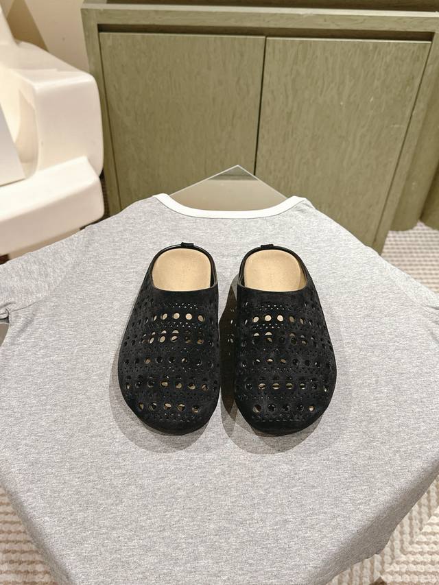 225 The Row 新款夏季拖系列！你可以永远相信The Row ，极简、复古是他们的代名词一如既往的简单，有设计感，线条简洁流畅，细节满满1:1订制牛反绒