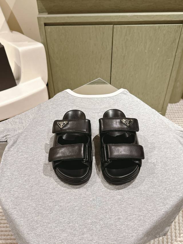 225 普拉达新款牛皮厚底拖鞋Prad这款厚底拖鞋今年非常爆，穿上 增高 休闲两不误，清爽的表现足以表达对鞋子的个个细节的把控， 面料：进口牛皮 牛皮内里 厚底