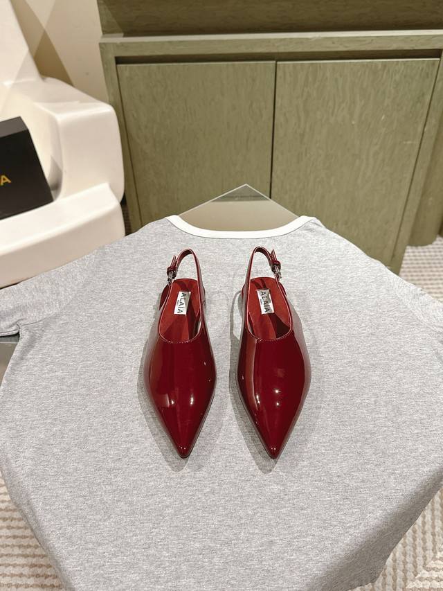 225 Alaia 平底尖头鞋新品，简约百搭时尚风，简而不繁适合多种造型，步履之间灵动时髦柔软材质结合，漆面皮质饰边，既随性又优雅，让原本的甜美感多了一分不羁的
