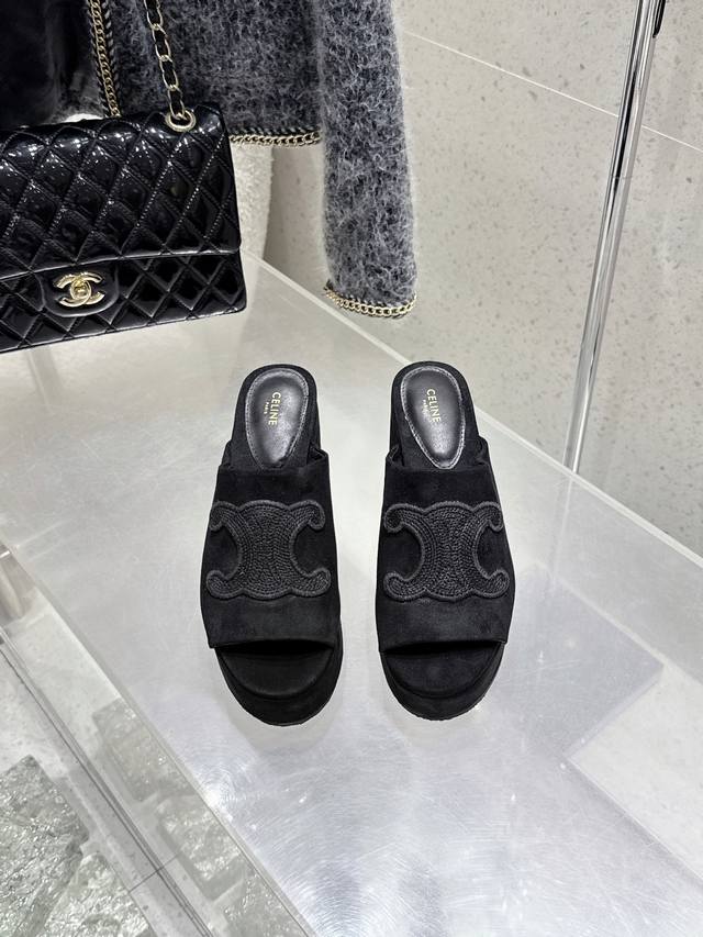 顶级版 Celine 赛琳早春新款春夏新品凯旋门罗马粗跟拖鞋 非常高级的一款凯旋门设计极具品牌辨识度，超级好看百搭，好少女 鞋面：进口羊京 内里：进口山羊皮 大