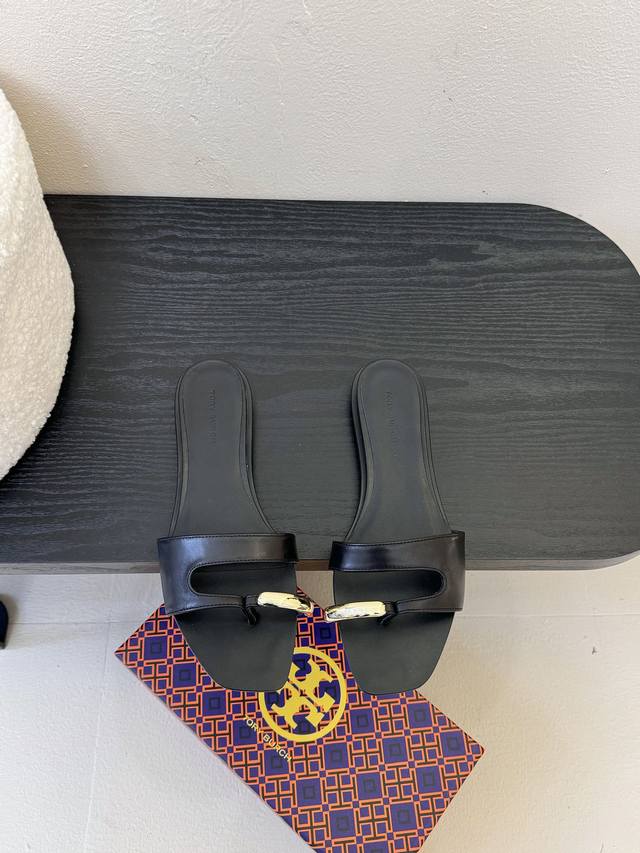 Toryburc*秀款鞋跟倒置于鞋底戒指拖鞋 这款拖鞋不仅时尚，它采用了倒置式的设计，将鞋跟倒置于鞋底 这种设计不仅独特而且时尚，给人一种别具一格的感觉～鞋面采