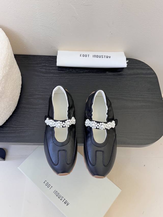 Foot Industry 25Ss 珍珠玛丽珍运动鞋 将复古慢跑鞋的舒适 性与玛丽珍鞋的少女美学巧妙结合。 选用高品质亲肤牛皮制作鞋面，细腻触感完美贴合足部