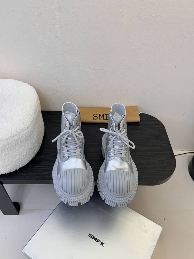 Smfk 25Ss 最新 四季马丁 新款马丁靴 卖疯了 宝子们！吴宣仪同款最近非常门 爆真的是很耐看越看越喜欢， 跟高6.5Cm 种草 去大西北的不要错过飒酷的