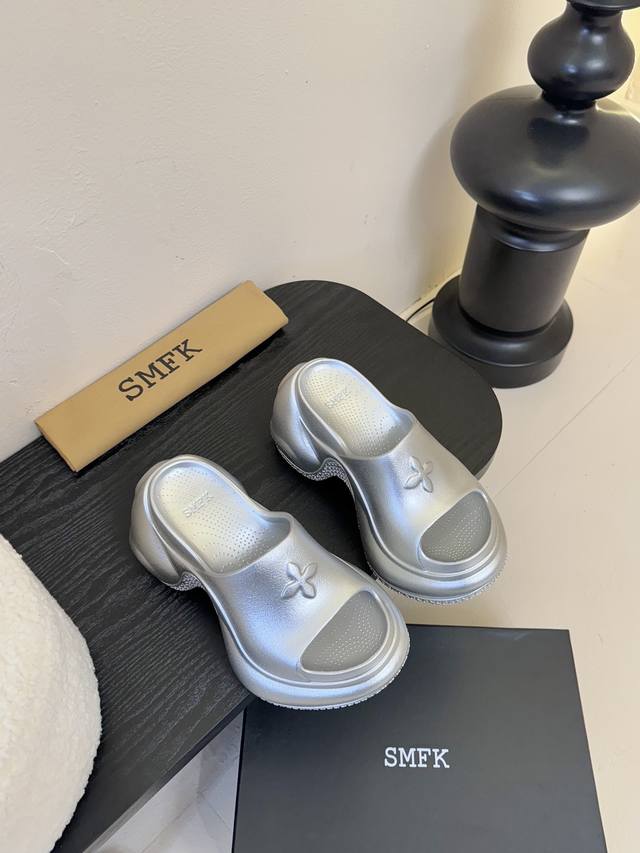 Smfk 小众潮牌爆款没计感浮雕一字厚底拖鞋 爆真的是很耐看越看越喜欢！矮个子宝宝的福音直接拉长身材比例！！鞋身柔软舒适，鞋底耐磨防滑-而且每个颜色都非常百搭。